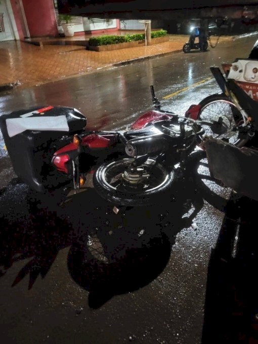 Jovem de 25 anos de idade morre após colidir motocicleta em caminhão parado
