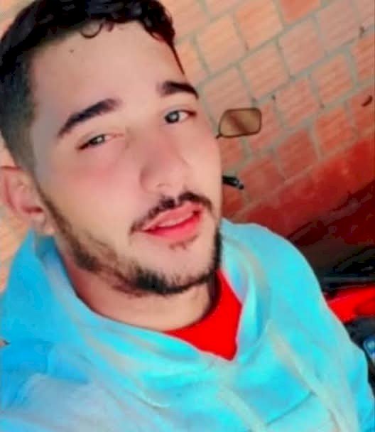 Jovem de 25 anos de idade morre após colidir motocicleta em caminhão parado