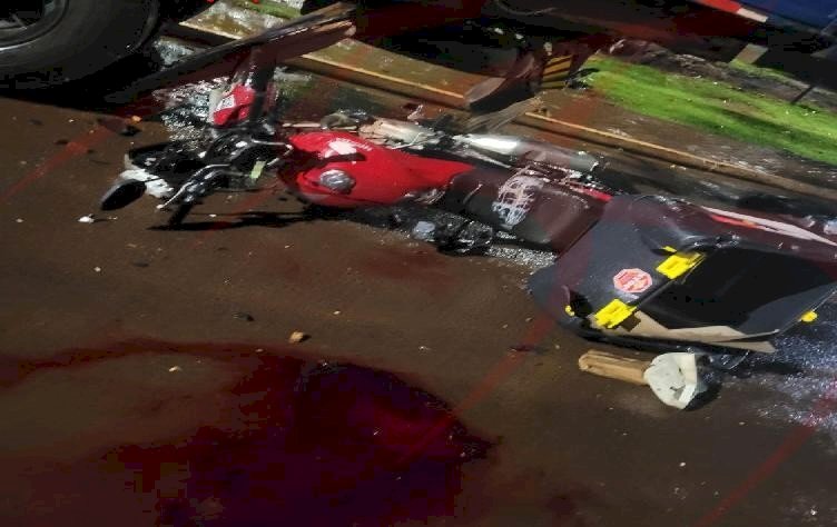 Jovem de 25 anos de idade morre após colidir motocicleta em caminhão parado