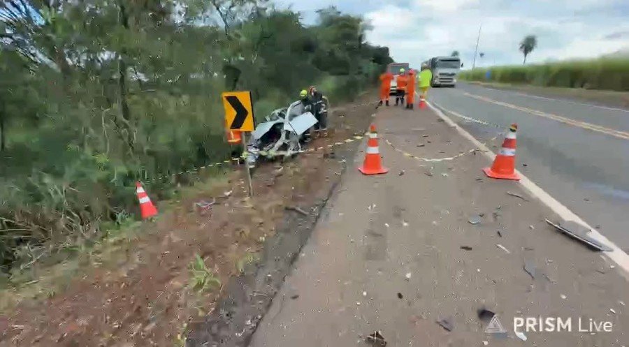 Acidente envolvendo um carro e uma carreta deixa uma vítima fatal na BR 163