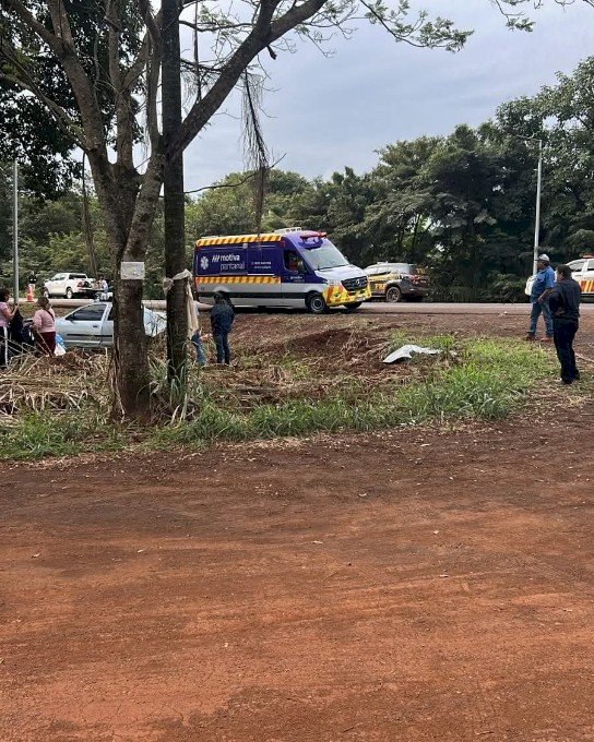 Acidente entre carro e caminhonete na BR - 163