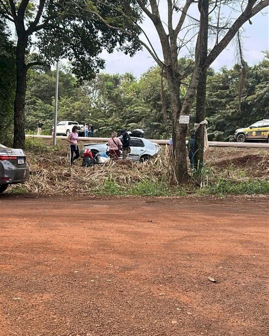 Acidente entre carro e caminhonete na BR - 163
