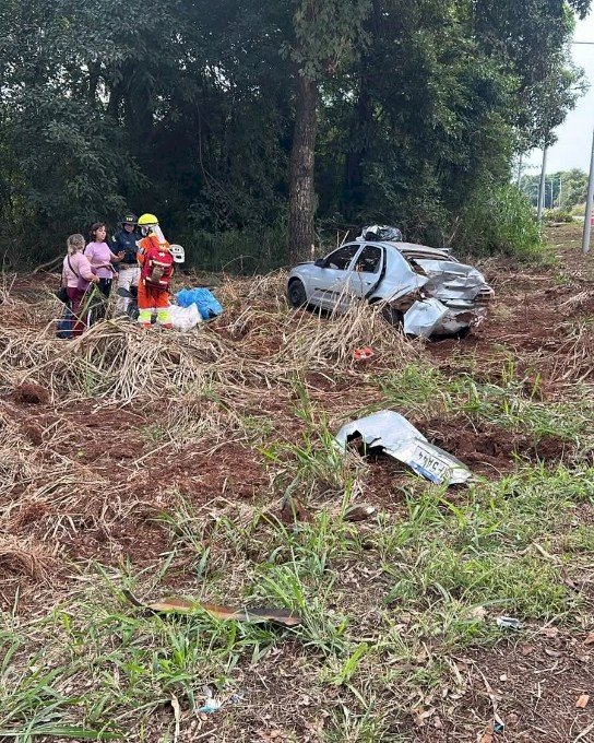 Acidente entre carro e caminhonete na BR - 163