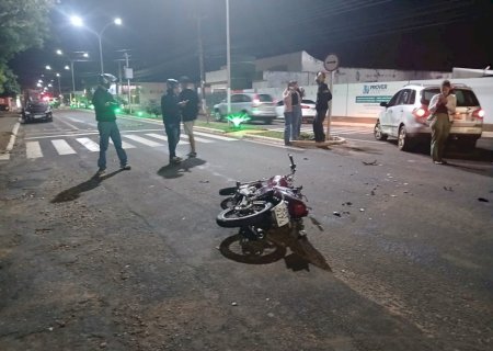 Motociclista fica ferido após acidente entre moto e carro na Avenida Brasil, em Ivinhema