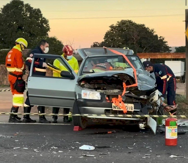 Motorista fica preso às ferragens após grave acidente entre carro e carreta na BR-163