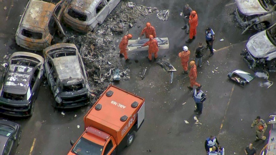 Dois helicópteros se chocam e deixam seis mortos no Rio