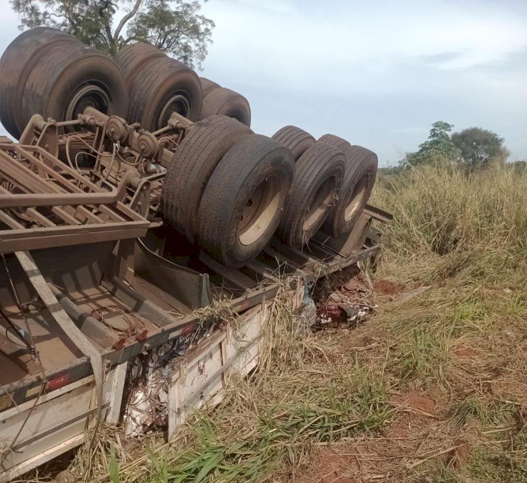 Carreta carregada com materiais de reciclagem tomba na MS-276 em frente a Faz Santa Ilidia entre Batayporã e Anaurilândia