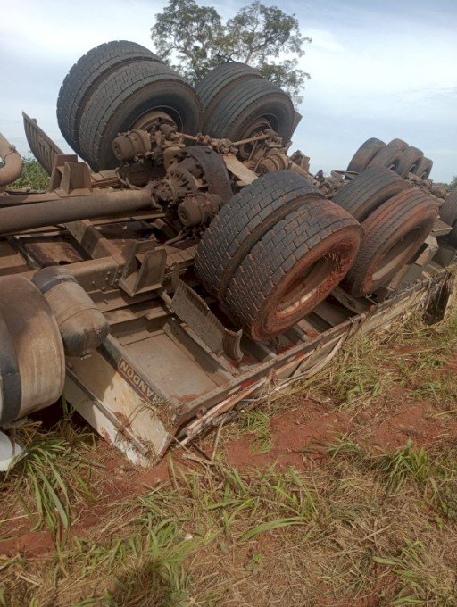 Carreta carregada com materiais de reciclagem tomba na MS-276 em frente a Faz Santa Ilidia entre Batayporã e Anaurilândia