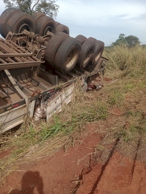 Carreta carregada com materiais de reciclagem tomba na MS-276 em frente a Faz Santa Ilidia entre Batayporã e Anaurilândia