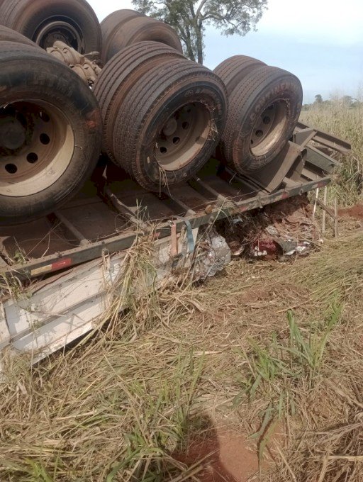 Carreta carregada com materiais de reciclagem tomba na MS-276 em frente a Faz Santa Ilidia entre Batayporã e Anaurilândia