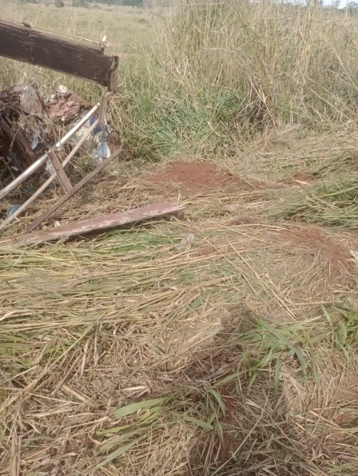 Carreta carregada com materiais de reciclagem tomba na MS-276 em frente a Faz Santa Ilidia entre Batayporã e Anaurilândia