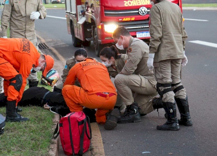 Garçonete morreu ao colidir motocicleta em um poste de iluminação de ciclovia