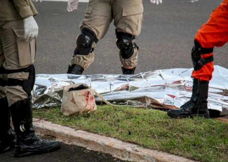Garçonete morreu ao colidir motocicleta em um poste de iluminação de ciclovia