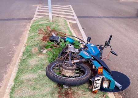 Ivinhema - Jovem perde controle da direção de moto e colide em placa de sinalização