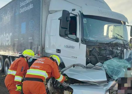 Acidente na BR-163 entre Astra e caminhão mata dois homens em Juti