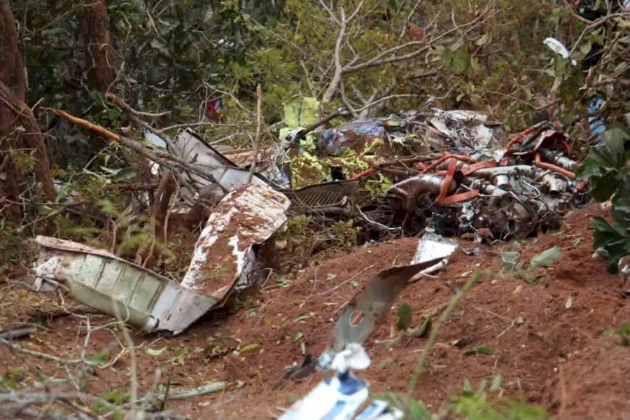 Duas pessoas morrem após queda de avião logo depois da decolagem