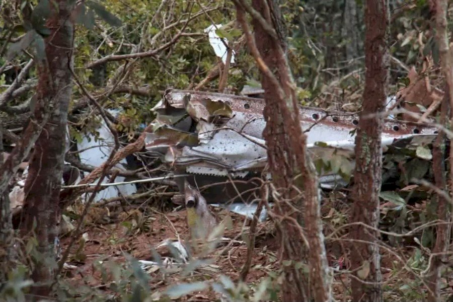 Duas pessoas morrem após queda de avião logo depois da decolagem