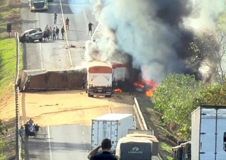 Colisão entre duas carretas provoca incêndio e interdita trecho entre Cassilândia e Paranaíba