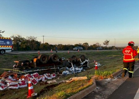 Caminhoneiro de 72 anos morre em tombamento de veículo carregado com sal mineral na BR-163