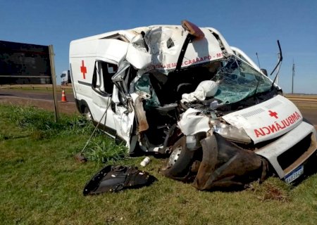 Grave acidente entre ambulância e caminhão é registrado na BR-163