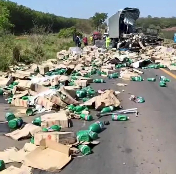 ACIDENTE ENTRE CARRETAS DEIXA DUAS PESSOAS MORTAS NA BR-158 EM MS