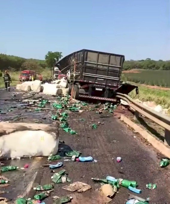 ACIDENTE ENTRE CARRETAS DEIXA DUAS PESSOAS MORTAS NA BR-158 EM MS
