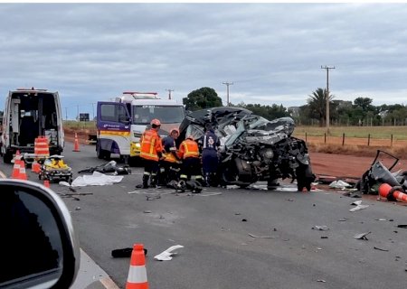 Colisão frontal entre carreta e caminhonete deixa três mortos na BR-163 em São Gabriel
