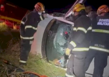 Motorista desvia de moto sem sinalização e capota carro na MS-156
