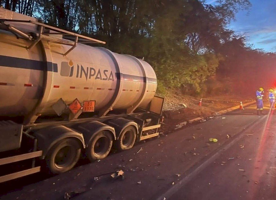 Duas pessoas morrem e criança fica ferida após batida entre caminhonete e carreta na BR-158, em Paranaíba