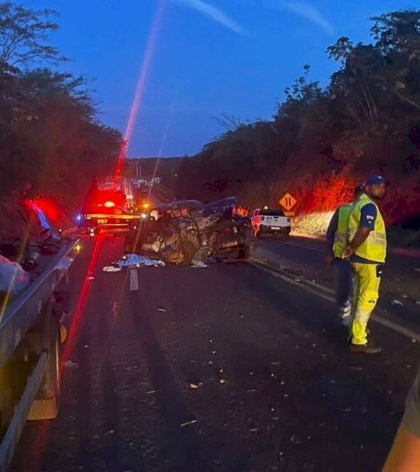 Duas pessoas morrem e criança fica ferida após batida entre caminhonete e carreta na BR-158, em Paranaíba