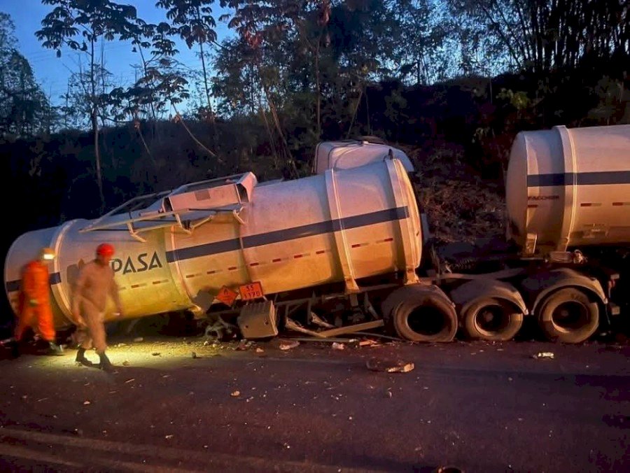 Duas pessoas morrem e criança fica ferida após batida entre caminhonete e carreta na BR-158, em Paranaíba