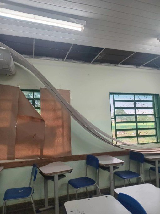 Ivinhema: forte vendaval atinge Amandina, arranca barracão e destelha casas