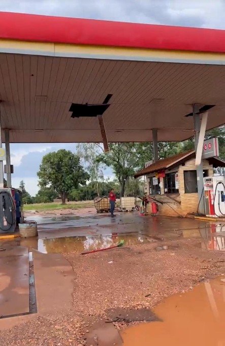 Ivinhema: forte vendaval atinge Amandina, arranca barracão e destelha casas