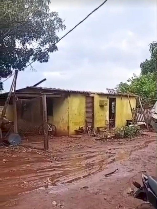 Ivinhema: forte vendaval atinge Amandina, arranca barracão e destelha casas