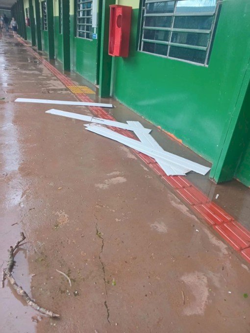 Ivinhema: forte vendaval atinge Amandina, arranca barracão e destelha casas
