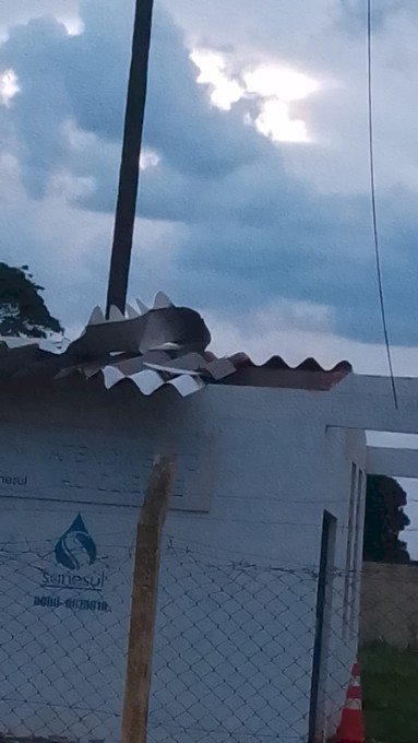 Ivinhema: forte vendaval atinge Amandina, arranca barracão e destelha casas