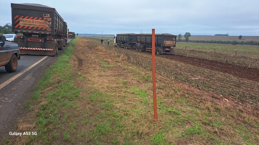 Ivinhema: caminhão desvia de buraco, é atingido por carreta e tomba na BR-376