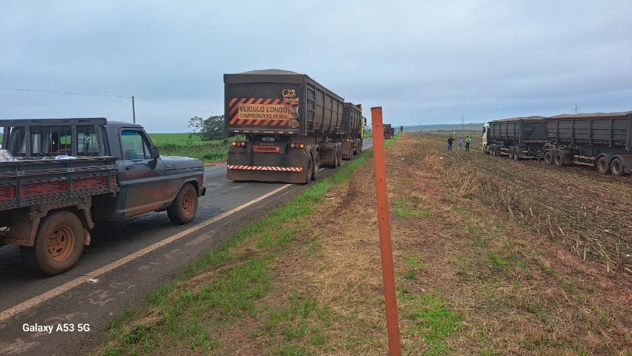 Ivinhema: caminhão desvia de buraco, é atingido por carreta e tomba na BR-376