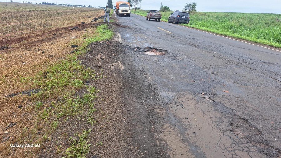 Ivinhema: caminhão desvia de buraco, é atingido por carreta e tomba na BR-376