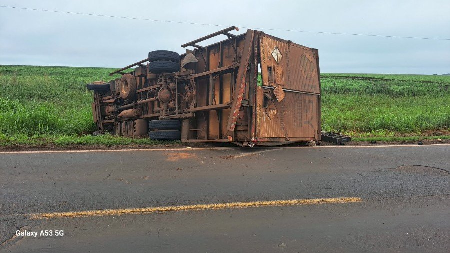 Ivinhema: caminhão desvia de buraco, é atingido por carreta e tomba na BR-376