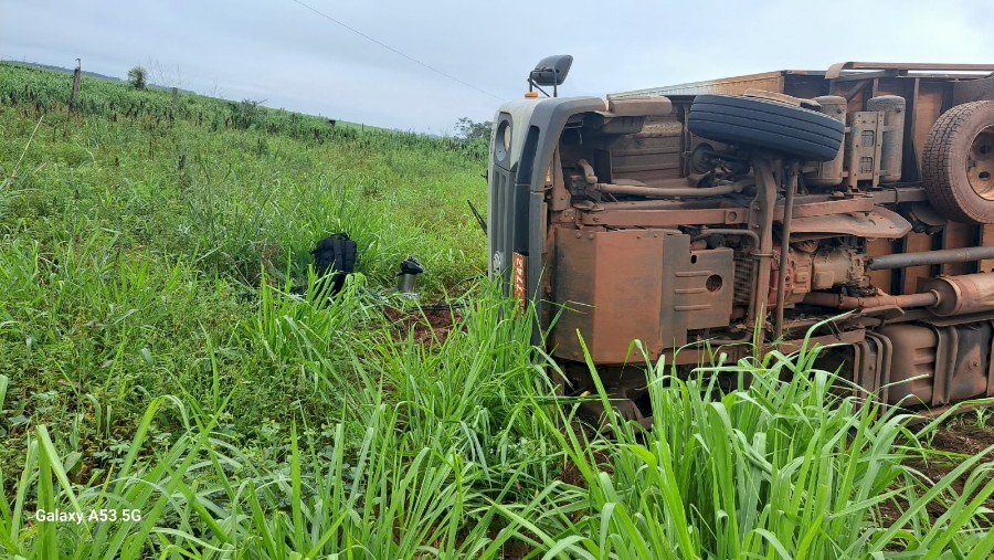 Ivinhema: caminhão desvia de buraco, é atingido por carreta e tomba na BR-376