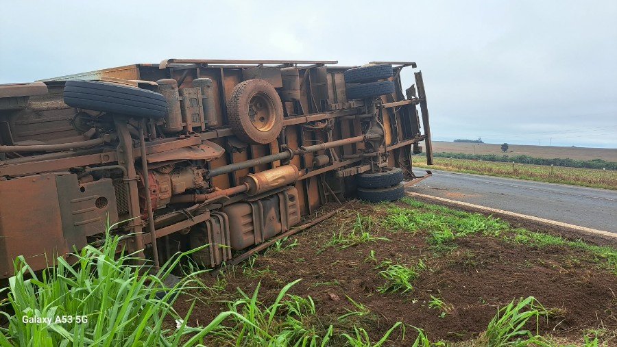 Ivinhema: caminhão desvia de buraco, é atingido por carreta e tomba na BR-376