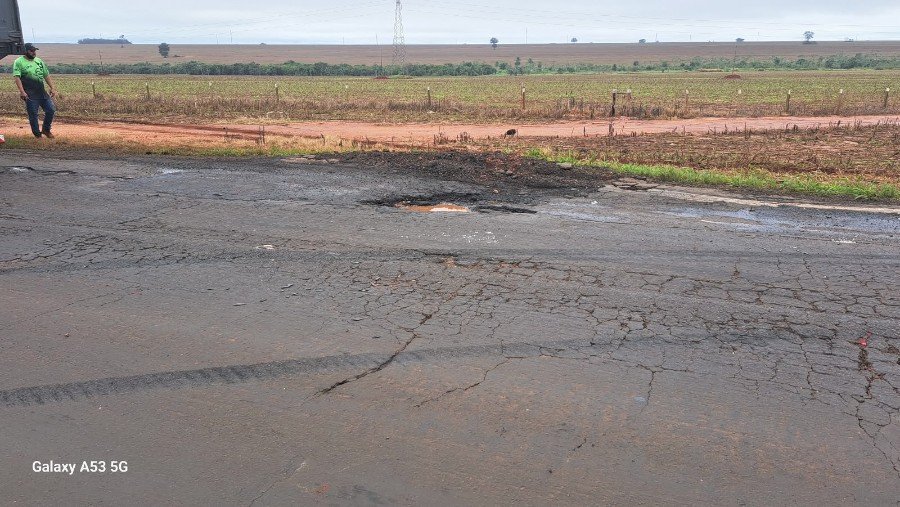 Ivinhema: caminhão desvia de buraco, é atingido por carreta e tomba na BR-376