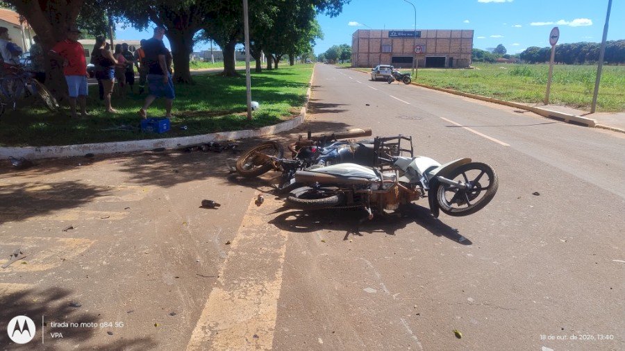 Angélica: acidente entre duas motos em frente à Delegacia de Polícia Civil deixa duas pessoas gravemente feridas