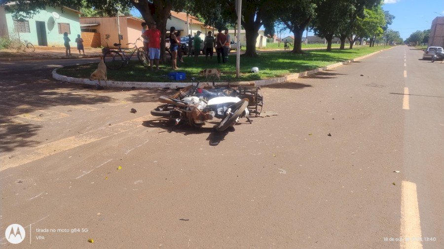 Angélica: acidente entre duas motos em frente à Delegacia de Polícia Civil deixa duas pessoas gravemente feridas