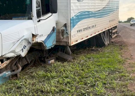 Motorista morre após carro bater em caminhão e capotar na saída para Sidrolândia