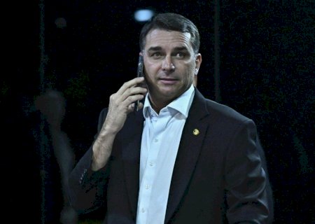 Site argentino diz que Flávio Bolsonaro teria fugido para os EUA de jatinho após atravessar fronteira pela Argentina